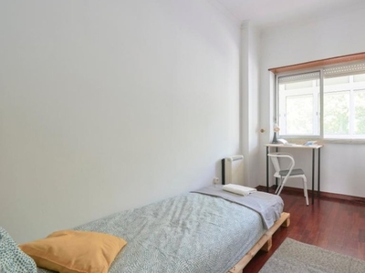 Quarto em apartamento de 5 quartos para alugar em Almada, Lisboa