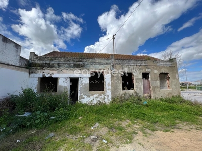 Lote de terreno urbano, no centro do Pinhal Novo, com 2 casas antigas