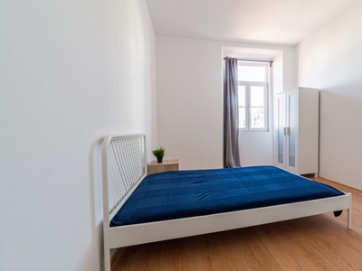 Quarto espaçoso para alugar em apartamento de 9 quartos em Benfica