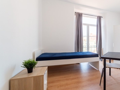 Quarto moderno para alugar em apartamento de 9 quartos em Benfica