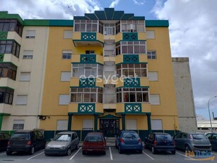 Apartamento T2 com varanda perto da CP das Mercês arrendado até 03/27
