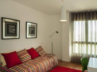 Apartamento T2, para arrendamento, junto à Boavista, Porto