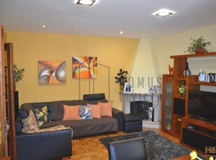 Apartamento T3 com garagem, ao metro de Francos