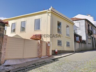 Moradia Bi-Familiar T5 Duplex à venda na Rua do Dr. Maurício Esteves Pereira Pinto