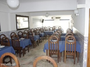 Prédio com Restaurante em Alhandra no Centro