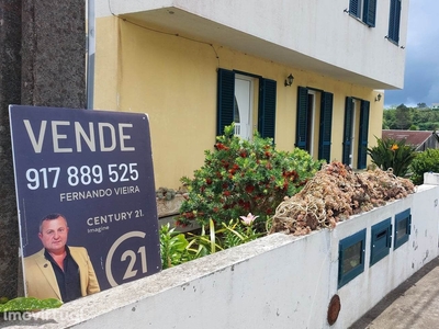 Moradia T4 com garagem localizada na freguesia da Ribeirinha, ilha do
