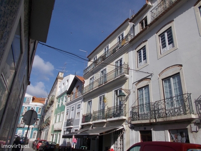 Prédio de 4 pisos no centro histórico de Santarém.