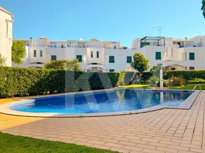 Apartamento T1 + 1 em pequeno condomínio fechado com piscina em Vilamoura - Algarve