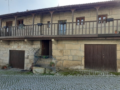 Casa pronta a habitar , com uma bela varanda tradicional.