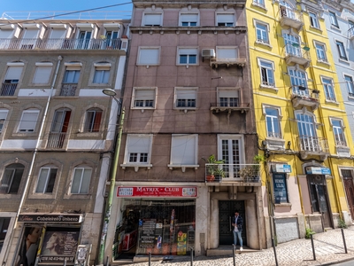 Procura apartamento com TERRAÇO no CENTRO de Lisboa para REMODELAR?