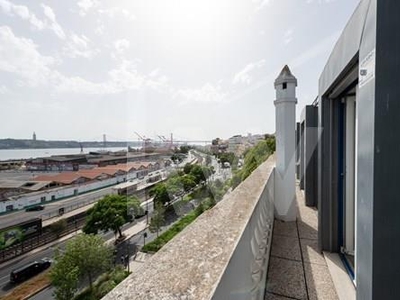 Apartamento Penthouse duplex, T8, com Vista Rio na Estrela, Lisboa.