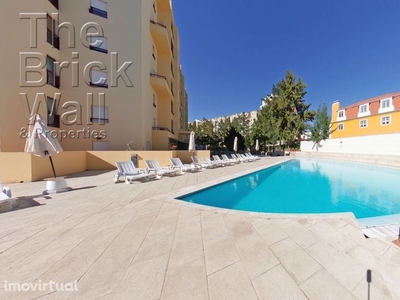 T2 com terraço em condomínio privado com piscina, no centro de Lisboa