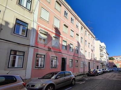Oportunidade de investimento em localização prime: rua sossegada, entre o Príncipe Real e Bairro Alto - T2 em 1º andar