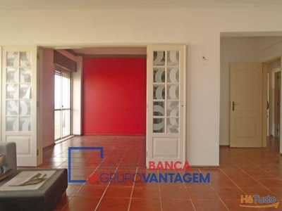 Apartamento T4 com varandas no centro de Benavente