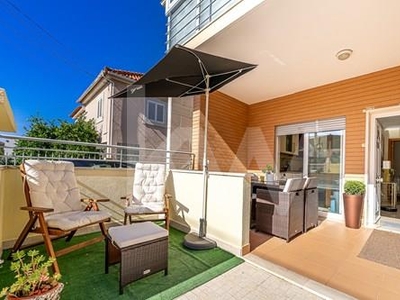 Apartamento T3 com garagem e jardim privados em Porto Salvo-Oeiras