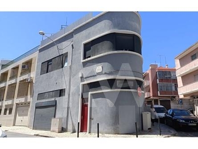 Moradia com Terraço e Garagem Privativa em Beato: Uma Oportunidade Única em Lisboa