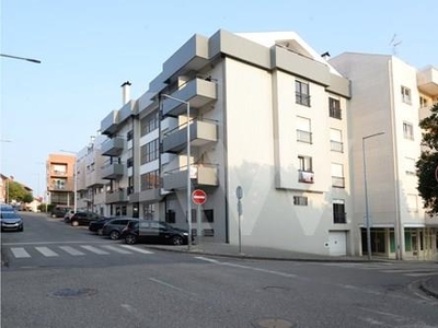 Apartamento T3 com varanda e lugar de garagem na Forca em Aveiro