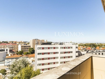 Apartamento T4 com varanda, para venda, nas Antas, Porto