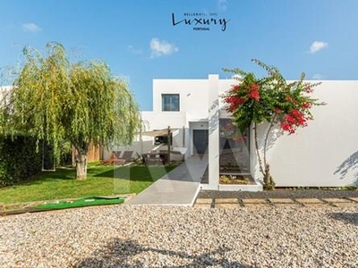 Contemporary House T4 on a 1,712 sqm plot of land, with Sea View