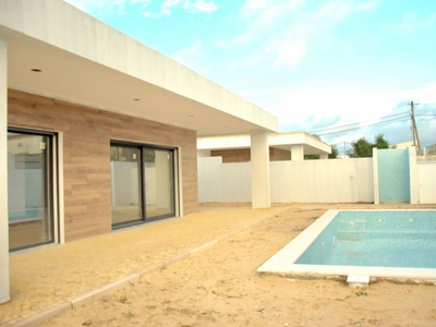 Habitação T4 em Azeitão (São Lourenço e São Simão) de 243 m²