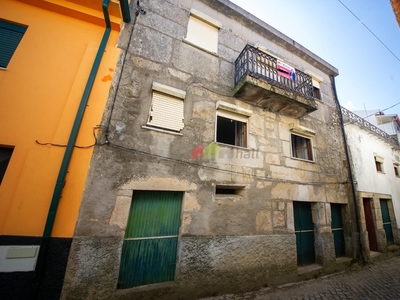 Moradia T5 para recuperar em zona histórica no concelho de Lamego