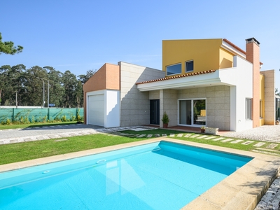 Moradia V4 com piscina em condomínio a 800 mts da praia do Furadouro