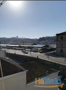 Prédio Junto à Alfandega do Porto com Vistas de Rio