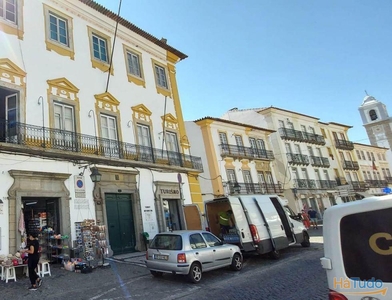 Vende-se Antigo Palácio no Centro Histórico de Évora.