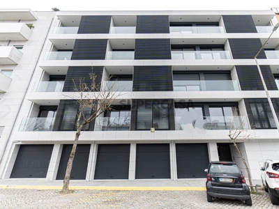 Apartamento T3 para arrendamento na Rua do Conselheiro Costa Braga