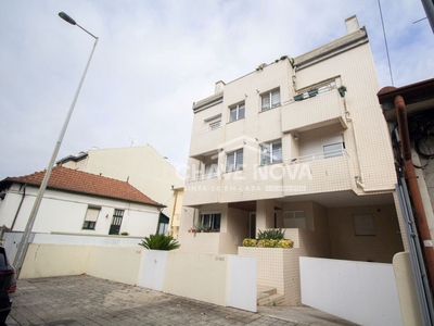 Apartamento T3+1 Dúplex c/mini-terraço em Matosinhos (São Mamede de Infesta)