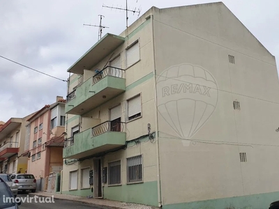 Edifício para comprar em Camarate, Portugal