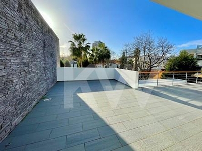Penthouse in a closed condominium with swimming pool, in the historic center of Cascais, unfurnished, equipped kitchen, garage box