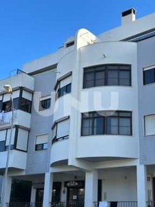 Vende-se espetacular apartamento T2+2 em Queijas, com vista Mar