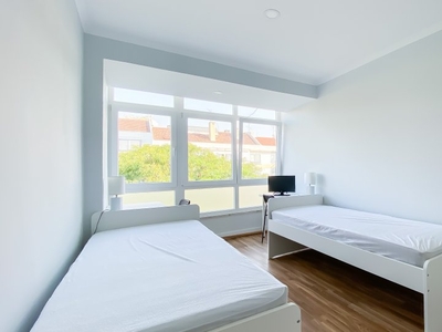 Aluga-se quarto em apartamento de 3 quartos em Ordivelas, Lisboa