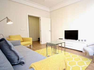 Apartamento luminoso com 2 quartos para arrendar em Santo António, Lisboa