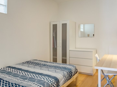 Quarto acolhedor em apartamento com 6 quartos, Penha de França, Lisboa