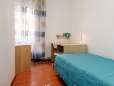 Quarto acolhedor em apartamento de 3 quartos em Campolide, Lisboa