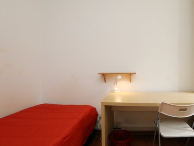 Quarto mobiliado em apartamento de 3 quartos em Campolide, Lisboa