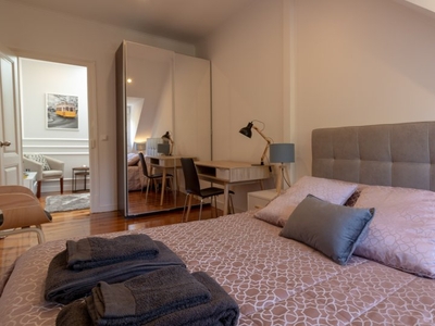 Quarto para alugar em apartamento de 4 quartos em Arroios, Lisboa.