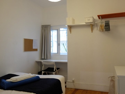 Quarto para alugar em apartamento de 8 quartos em Campolide, Lisboa