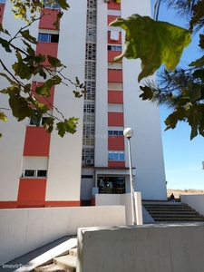 Apartamento T2, com varanda, na Baixa do Porto