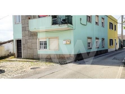 Apartamento T2 na Vila de Caneças com pequeno logradouro