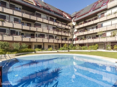 Apartamento T4+1 em duplex com vista de mar no Estoril.