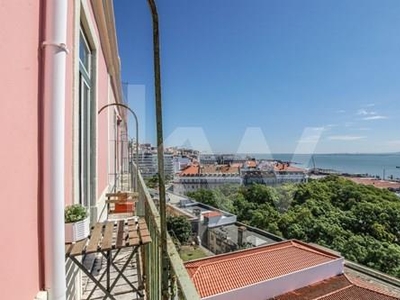 Apartamento T6 com 175m2 para remodelação total junto à Embaixada da França | Lisboa
