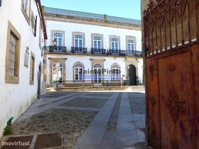 Edifício antigo apalaçado, zona Histórica. Portugal, Castelo Branco.