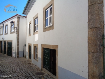 Prédio habitacional no centro de Moimenta da Beira