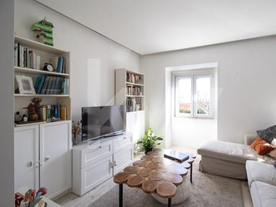 Apartamento T2 renovado, com Terraço e Vista Rio na Penha de França, Lisboa para venda