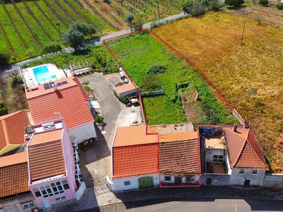 Casa para remodelação com terreno para construção de moradia em Martim Joanes