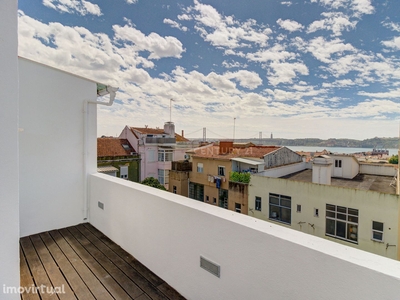 Apartamento T2 na Ajuda com varanda e vista Rio.