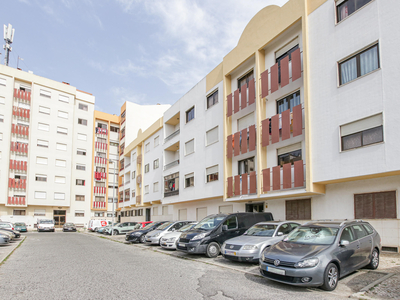Apartamento T2 Transformado em T3* na 1ª fase da Urbanização do Casal do Cotão